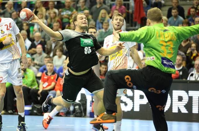 28.10.2017, xcsx, Handball Laenderspiel Herren, Deutschland - Spanien, emspor, v.l. Paul Drux (Deutschland) beim Wurf gegen Gonzalo Perez de Vargas Moreno (Spanien) Magdeburg