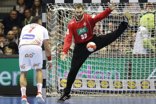 Bilder des Tages - SPORT Andreas Wolff im Tor beim Siebenmeter gegen valero rivera folch, pariert, Parade, Glanzparade, hält den Puck, Action, Aktion, save, Handball, Länderspiel, Deutschland - Spanien,