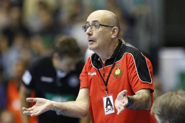 spanien trainer jordi ribera romans gibt Anweisungen, gestikuliert, mit den Armen gestikulieren, gives instructions, gesticulate, Handball, Länderspiel, Deutschland - Spanien,