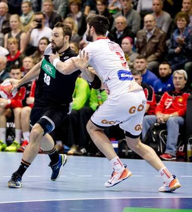 Tim Kneule (Nr. 18 Deutschland) wird von Eduardo Gurbindo (Nr. 3 Spanien) gehalten Deutschland - Spanien Magdeburg Copyright: xDanielxReinelt xEibner-Pressefotx EP_drt
