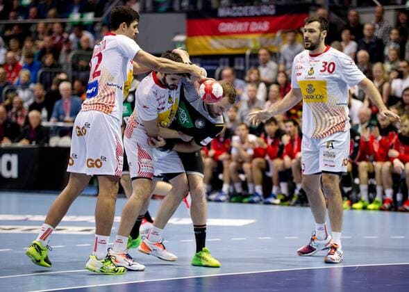 Steffen Faeth (Nr. 23 Deutschland) wird von Raul Entrerrios (Nr. 9 Spanien) gehalten Deutschland - Spanien Magdeburg Copyright: xDanielxReinelt xEibner-Pressefotx EP_drt