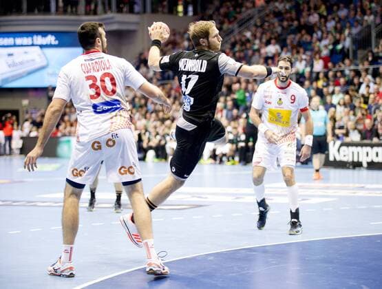 Steffen Weinhold (Nr. 17 Deutschland) wirft nachdem er an Gedeon Guardiola (Nr. 30 Spanien) vorbei ist Deutschland - Spanien Magdeburg Copyright: xDanielxReinelt xEibner-Pressefotx EP_drt