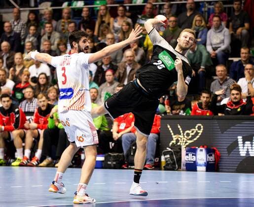 Philipp Weber (Nr. 20 Deutschland) wirft gegen Eduardo Gurbindo (Nr. 3 Spanien) Deutschland - Spanien Magdeburg Copyright: xDanielxReinelt xEibner-Pressefotx EP_drt