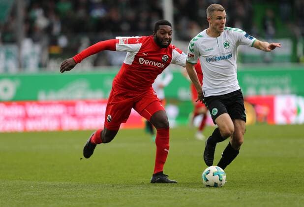 Richard Magyar (SpVgg Greuther Fuerth) im Zweikampf mit Richard Sukuta Pasu (SV Sandhausen), Begegnung SpVgg Greuther Fuerth vs SV Sandhausen, 28.10.2017, 2. Bundesliga, Fuerth Copyright: xWuestx Eibner-Pressefotox EP_fwt