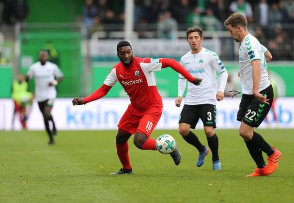 Richard Sukuta Pasu (SV Sandhausen) setzt sich durch, Begegnung SpVgg Greuther Fuerth vs SV Sandhausen, 28.10.2017, 2. Bundesliga, Fuerth Copyright: xWuestx Eibner-Pressefotox EP_fwt