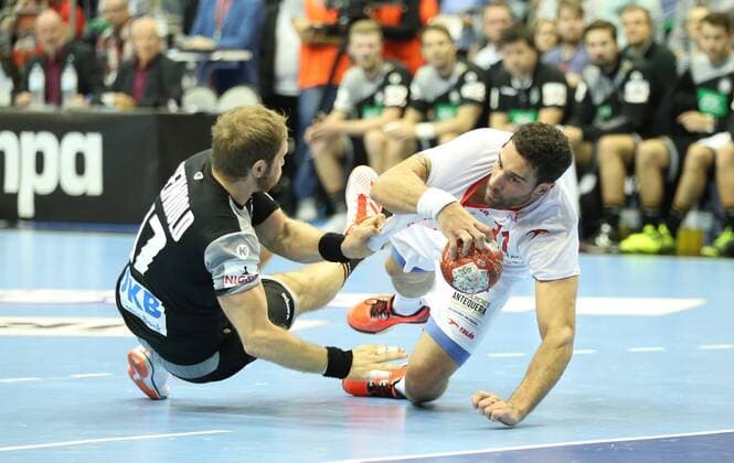 28.10.2017, xcsx, Handball Laenderspiel Herren, Deutschland - Spanien, emspor, v.l. Steffen Weinhold (Deutschland) im Zweikampf, battle for the ball mit Iosu Goni Leoz (Spanien) Magdeburg