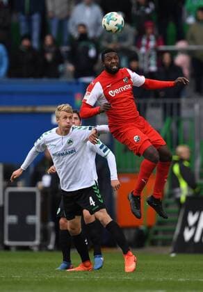 28.10.2017 - Fussball - Saison 2017 2018 - 2. Fussball - Bundesliga - 12. Spieltag: SpVgg Greuther Fürth ( Kleeblatt ) - SV Sandhausen SVS - - Lukas Gugganig (4, SpVgg Greuther Fürth ) Richard Sukuta-Pasu (10, SV Sandhausen , rechts )