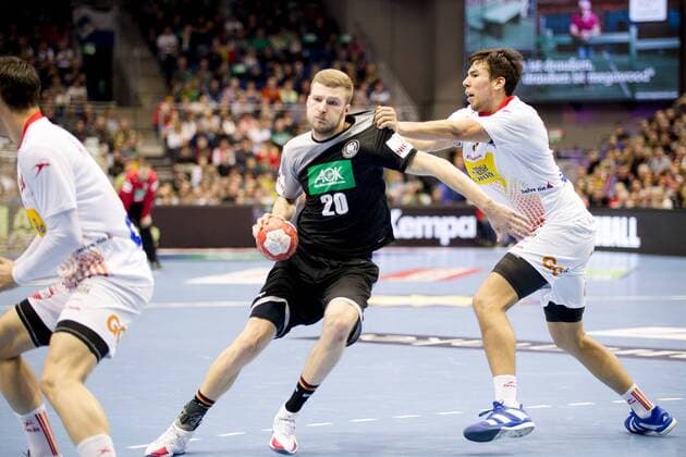 Philipp Weber (Nr. 20 Deutschland) wird von -s10- gehalten Deutschland - Spanien Magdeburg Copyright: xDanielxReinelt xEibner-Pressefotox EP_drt