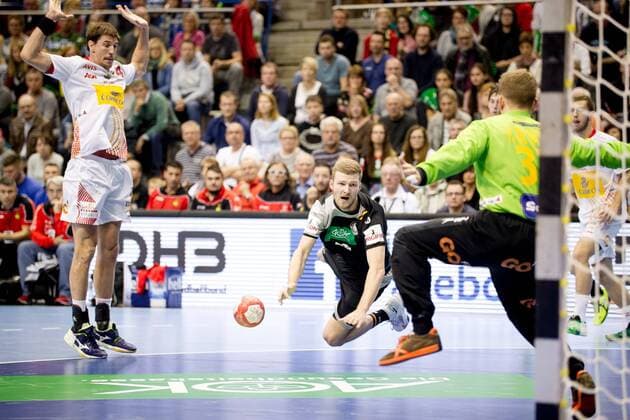 Philipp Weber (Nr. 20 Deutschland) wird von Viran Morros (Nr. 24 Spanien) zu Fall gebracht und schlieï¬‚t trotzdem erfolgreich ab Deutschland - Spanien Magdeburg Copyright: xDanielxReinelt xEibner-Pressefotox EP_drt