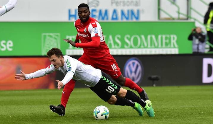 28.10.2017 - Fussball - Saison 2017 2018 - 2. Fussball - Bundesliga - 12. Spieltag: SpVgg Greuther Fürth ( Kleeblatt ) - SV Sandhausen SVS - MeZi - Patrick Sontheimer (40, SpVgg Greuther Fürth, unten ) gegen Richard Sukuta-Pasu (10, SV Sandhausen, oben )
