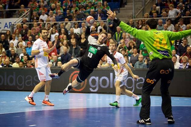 Handball Magdeburg 28.10.2017 Länderspiel Nationalmannschaft DHB Deutschland (GER) - Spanien (ESP) Hendrik Pekeler (Deutschland, No.13) Rodrigo Corrales (Spanien, No.44)