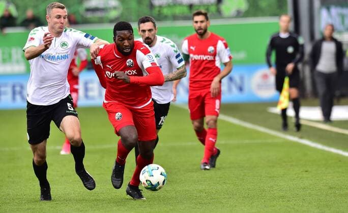 28.10.2017 - Fussball - Saison 2017 2018 - 2. Fussball - Bundesliga - 12. Spieltag: SpVgg Greuther Fürth ( Kleeblatt ) - SV Sandhausen SVS - MeZi - Richard Magyar ( 5, SpVgg Greuther Fürth, links ) gegen Richard Sukuta-Pasu (10, SV Sandhausen, rechts )