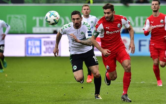 28.10.2017 - Fussball - Saison 2017 2018 - 2. Fussball - Bundesliga - 12. Spieltag: SpVgg Greuther Fürth ( Kleeblatt ) - SV Sandhausen SVS - MeZi - Roberto Hilbert (19, SpVgg Greuther Fürth, links ) gegen Nejmeddin Daghfous (8, SV Sandhausen, rechts )