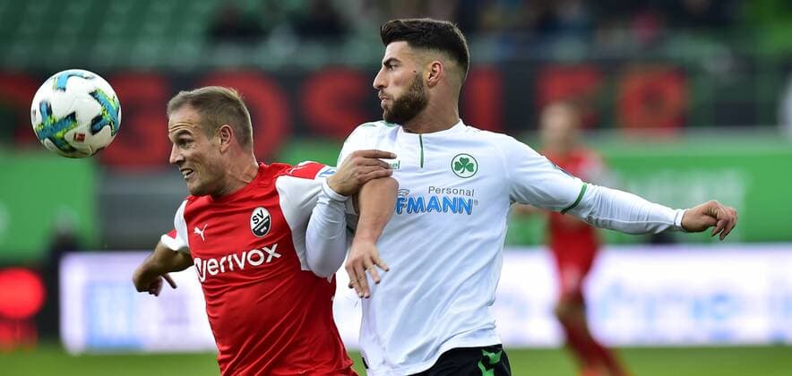 28.10.2017 - Fussball - Saison 2017 2018 - 2. Fussball - Bundesliga - 12. Spieltag: SpVgg Greuther Fürth ( Kleeblatt ) - SV Sandhausen SVS - MeZi - Manuel Stiefler (21, SV Sandhausen, links ) gegen Jurgen Gjasula (10. SpVgg Greuther Fürth, rechts )