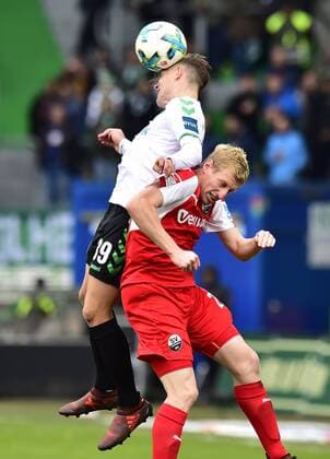 28.10.2017 - Fussball - Saison 2017 2018 - 2. Fussball - Bundesliga - 12. Spieltag: SpVgg Greuther Fürth ( Kleeblatt ) - SV Sandhausen SVS - MeZi - David Raum (39, SpVgg Greuther Fürth, links ) gegen Philipp Klingmann (24, SV Sandhausen, rechts )
