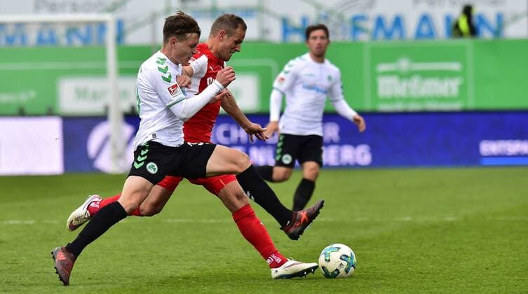 28.10.2017 - Fussball - Saison 2017 2018 - 2. Fussball - Bundesliga - 12. Spieltag: SpVgg Greuther Fürth ( Kleeblatt ) - SV Sandhausen SVS - MeZi - David Raum (39, SpVgg Greuther Fürth ) vor Manuel Stiefler (21, SV Sandhausen )