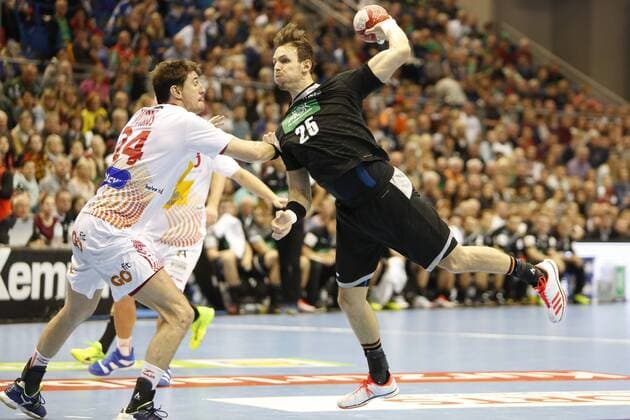 vl Viran Morros de Argila, Kai Häfner Zweikampf, Duell, duel, tackle, Dynamik, Action, Aktion, Handball, Länderspiel, Deutschland - Spanien,