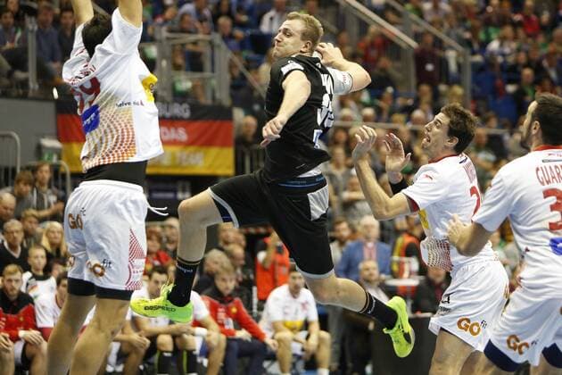 Julius Kühn wirft ein Tor, Handball, Länderspiel, Deutschland - Spanien,