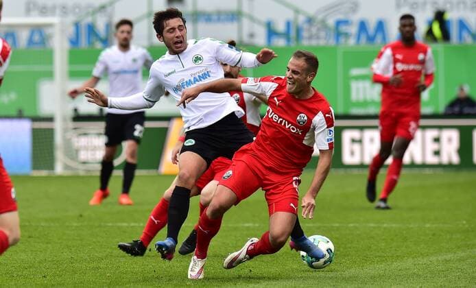 28.10.2017 - Fussball - Saison 2017 2018 - 2. Fussball - Bundesliga - 12. Spieltag: SpVgg Greuther Fürth ( Kleeblatt ) - SV Sandhausen SVS - MeZi - Maximilian Wittek (3, SpVgg Greuther Fürth, links ) gegen Manuel Stiefler (21, SV Sandhausen, rechts )