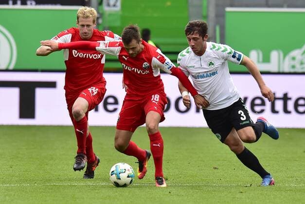 28.10.2017 - Fussball - Saison 2017 2018 - 2. Fussball - Bundesliga - 12. Spieltag: SpVgg Greuther Fürth ( Kleeblatt ) - SV Sandhausen SVS - MeZi - von links : Philipp Klingmann (24, SV Sandhausen ) Robert Herrmann (18, SV Sandhausen ) Maximilian Wittek (3, SpVgg Greuther Fürth )