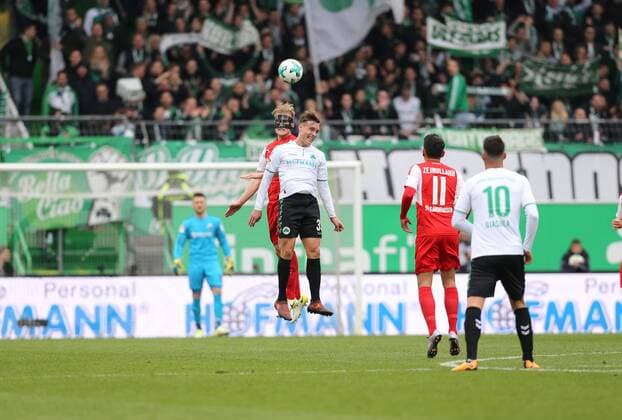 David Raum (SpVgg Greuther Fuerth) im Kopfballduell mit Marcel Seegert (SV Sandhausen), Begegnung SpVgg Greuther Fuerth vs SV Sandhausen, 28.10.2017, 2. Bundesliga, Fuerth Copyright: xWuestx Eibner-Pressefotox EP_fwt