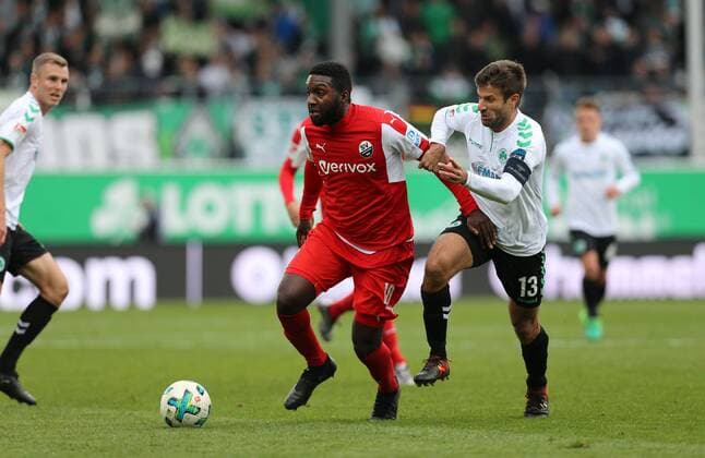 Marco Caligiuri (SpVgg Greuther Fuerth) im Zweikampf mit Richard Sukuta Pasu (SV Sandhausen), Begegnung SpVgg Greuther Fuerth vs SV Sandhausen, 28.10.2017, 2. Bundesliga, Fuerth Copyright: xWuestx Eibner-Pressefotox EP_fwt