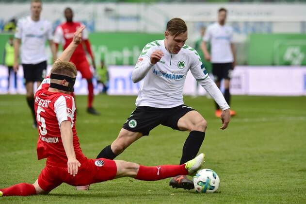 28.10.2017 - Fussball - Saison 2017 2018 - 2. Fussball - Bundesliga - 12. Spieltag: SpVgg Greuther Fürth ( Kleeblatt ) - SV Sandhausen SVS - MeZi - Marcel Seegert (5, SV Sandhausen, links ) David Raum (39, SpVgg Greuther Fürth, rechts )