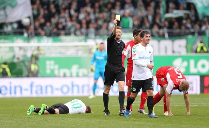 Schiedsrichter Christian Dingert zeigt Maximilian Wittek (SpVgg Greuther Fuerth) die gelbe Karte, Begegnung SpVgg Greuther Fuerth vs SV Sandhausen, 28.10.2017, 2. Bundesliga, Fuerth Copyright: xWuestx Eibner-Pressefotox EP_fwt