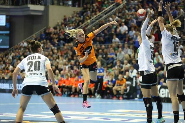 28.10.2017, xcsx, Handball Laenderspiel Damen, Deutschland - Niederlande, emspor, v.l. Charris Rozemalen (Niederlande) wirft. Julia Behnke (Deutschland) und Kim Naidzinavicius (Deutschland) im Block Magdeburg