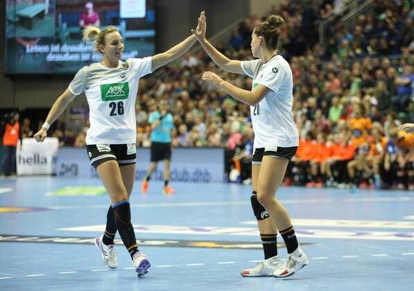 28.10.2017, xcsx, Handball Laenderspiel Damen, Deutschland - Niederlande, emspor, v.l. Angie Geschke (Deutschland) und Emily Bölk (Deutschland) jubeln zusammen Magdeburg