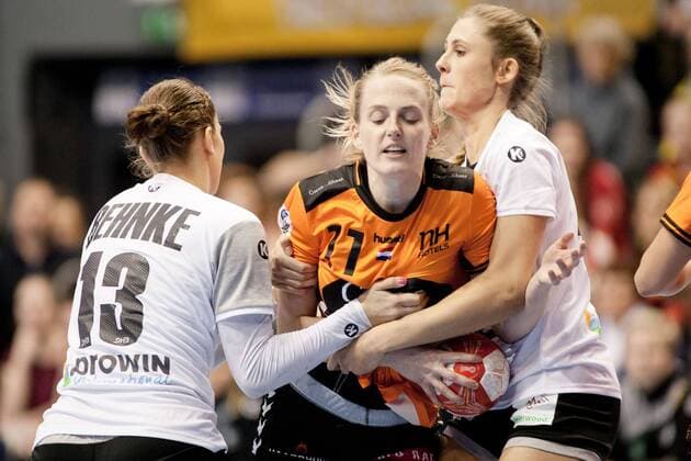 Lynn Knippenborg (Nr. 11 Niederlande) wird von Julia Behnke (Nr. 13 Deutschland) und Alicia Stolle (Nr. 37 Deutschland) aufgehalten Deutschland - Niederlande Magdeburg Copyright: xDanielxReinelt xEibner-Pressefotox EP_drt