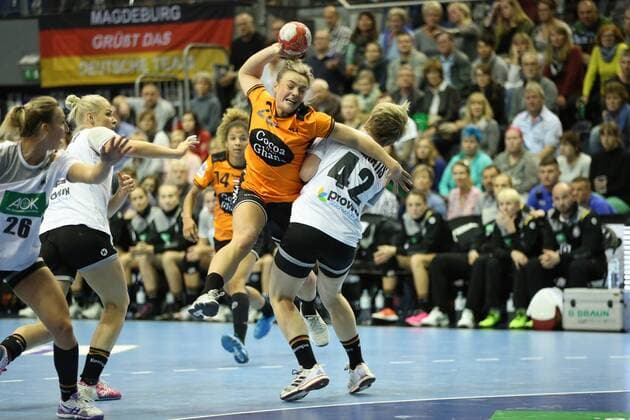 28.10.2017, xcsx, Handball Laenderspiel Damen, Deutschland - Niederlande, emspor, v.l. Rachel De Haze (Niederlande) beim Wurf, Friederike Gubernatis (Deutschland) in der Abwehr Magdeburg