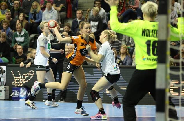 28.10.2017, xcsx, Handball Laenderspiel Damen, Deutschland - Niederlande, emspor, v.l. Larissa Nusser (Niederlande) beim Wurf gegen Clara Woltering (Deutschland) Magdeburg