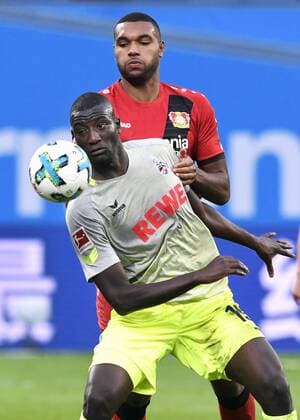 Fussball, Bundesliga, Deutschland, Herren, Saison 2017 2018, 10. Spieltag, BayArena Leverkusen, Bayer Leverkusen (rot) - 1. FC Köln (gelb) 2:1; Sehrou Guirassy (FC Köln), Jonathan Tah (LEV), Aktion.