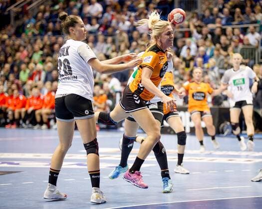 Charris Rozemalen (Nr. 25 Niederlande) gegen Angie Geschke (Nr. 26 Deutschland) im Wurf Deutschland - Niederlande Magdeburg Copyright: xDanielxReinelt xEibner-Pressefotx EP_drt