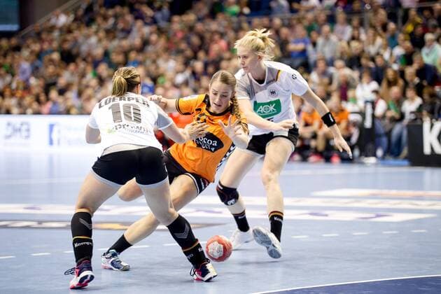 Anna Loerper (Nr. 10 Deutschland) und -dd29- verteidigen gegen Larissa Nusser (Nr. 20 Niederlande) Deutschland - Niederlande Magdeburg Copyright: xDanielxReinelt xEibner-Pressefotox EP_drt