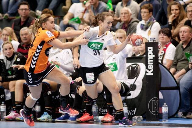 Kerstin Wohlbold (Nr. 31 Deutschland) wird von Anouk Nieuwenweg (Nr. 34 Niederlande) gehalten Deutschland - Niederlande Magdeburg Copyright: xDanielxReinelt xEibner-Pressefotox EP_drt
