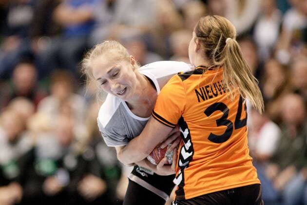 Nadja Mansson (Nr. 21 Deutschland) wird von Anouk Nieuwenweg (Nr. 34 Niederlande) gehalten Deutschland - Niederlande Magdeburg Copyright: xDanielxReinelt xEibner-Pressefotox EP_drt