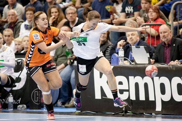 Kerstin Wohlbold (Nr. 31 Deutschland) wird von Anouk Nieuwenweg (Nr. 34 Niederlande) gehalten Deutschland - Niederlande Magdeburg Copyright: xDanielxReinelt xEibner-Pressefotox EP_drt