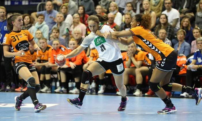 28.10.2017, xcsx, Handball Laenderspiel Damen, Deutschland - Niederlande, emspor, v.l. Kerstin Wohlbold (Deutschland) wird von Delila Amega (Niederlande) gestoppt, Zweikampf, battle for the ball Magdeburg