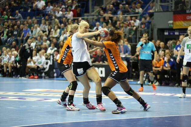 28.10.2017, xcsx, Handball Laenderspiel Damen, Deutschland - Niederlande, emspor, v.l. Delila Amega (Niederlande) gegen Sehnia Minevskaja (Deutschland) Magdeburg