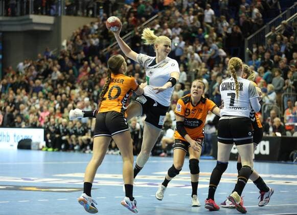 28.10.2017, xcsx, Handball Laenderspiel Damen, Deutschland - Niederlande, emspor, v.l. Sehnia Minevskaja (Deutschland) beim Wurf, Larissa Nusser (Niederlande) in der Abwehr Magdeburg