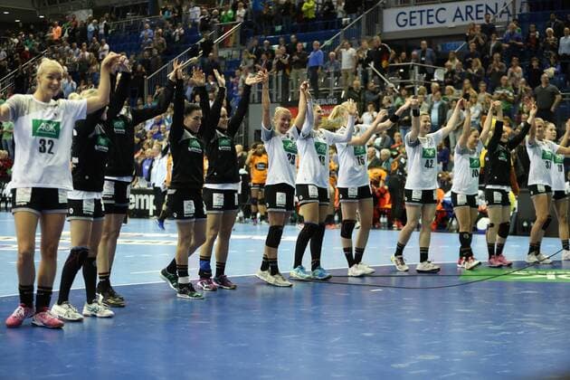 28.10.2017, xcsx, Handball Laenderspiel Damen, Deutschland - Niederlande, emspor, v.l. die deutschen Spielerinnen bedanken sich bei den Fans nach dem Spiel Magdeburg