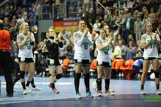 28.10.2017, xcsx, Handball Laenderspiel Damen, Deutschland - Niederlande, emspor, v.l. die deutschen Spielerinnen bedanken sich bei den Fans nach dem Spiel Magdeburg