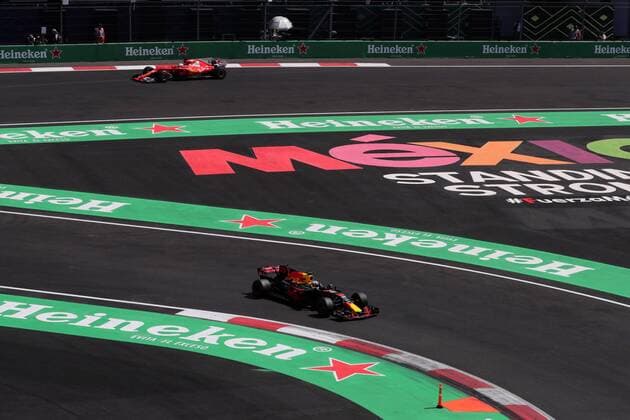 28.10.2017 - Qualifying, Daniel Ricciardo (AUS) Red Bull Racing RB13 and Sebastian Vettel (GER) Scuderia Ferrari SF70H Mexican Grand Prix, Mexico City 26 - 29 October 2017 28.10.2017 - Qualifying, Daniel Ricciardo (AUS) Red Bull Racing RB13 and Sebastian Vettel (GER) Scuderia Ferrari SF70H 