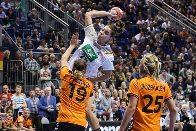 Emily Bölk (Deutschland) - Handball Länderspiel Deutschland vs. Niederlande in der GETEC Arena in Magdeburg - Aktion,Deutschland, Handball, Frau,Frauen,28.10.2017