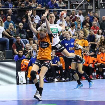 Svenja Huber (Deutschland) - Handball Länderspiel Deutschland vs. Niederlande in der GETEC Arena in Magdeburg - Aktion,Deutschland, Handball, Frau,Frauen,28.10.2017