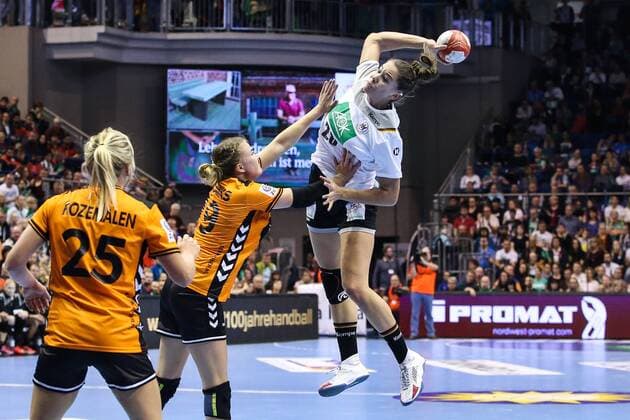 Svenja Huber (Deutschland) - Handball Länderspiel Deutschland vs. Niederlande in der GETEC Arena in Magdeburg - Aktion,Deutschland, Handball, Frau,Frauen,28.10.2017