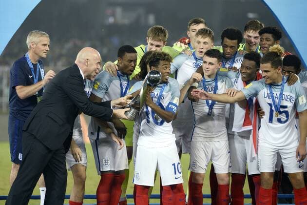 India: England players celebrate their win FIFA President Gianni Infantino handed over the FIFA U 17 World Cup India 2017 trophy to the England team during the prize distribution ceremony in Kolkata. England wins FIFA U 17 World Cup India 2017 on October 28, 2017 in Kolkata. Kolkata West Bengal India Kolkata  SaikatxPaulx xPacificxPress