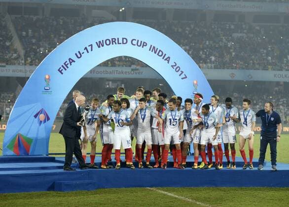 India: England players celebrate their win FIFA President Gianni Infantino handed over the FIFA U 17 World Cup India 2017 trophy to the England team during the prize distribution ceremony in Kolkata. England wins FIFA U 17 World Cup India 2017 on October 28, 2017 in Kolkata. Kolkata West Bengal India Kolkata  SaikatxPaulx xPacificxPress